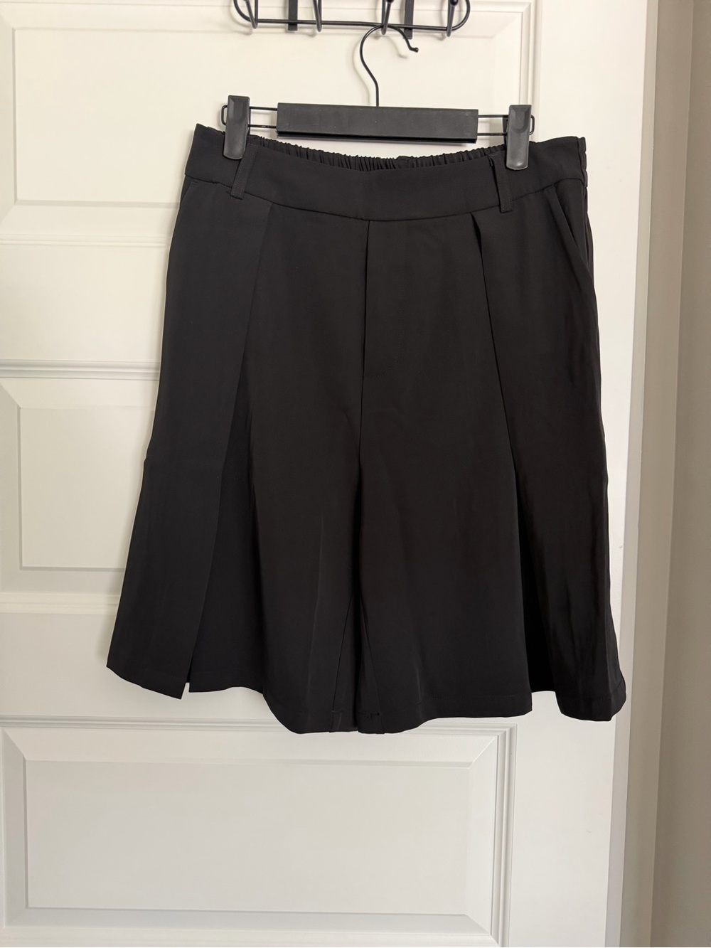 Halara black Bermuda pleat shorts Sz M pockets/ belt loops/ elastic waist NWT